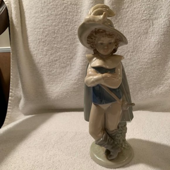 Vintage Lladro NAO Boy Musketeer Swordsman with feather in hat 1987 - Picture 3 of 8